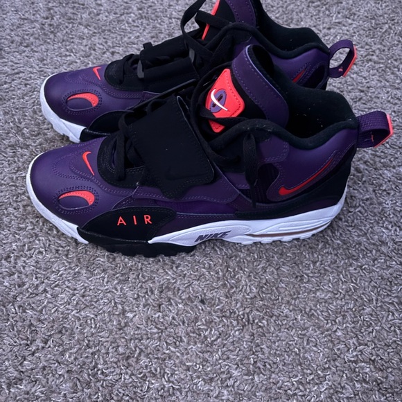 Nikes - Picture 4 of 4